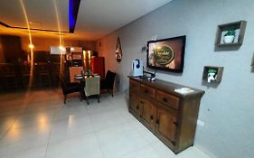 Casa Paris, com Piscina alto Padrão em conforto.